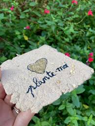 Atelier jardinage : fabrication d’une carte postale à planter