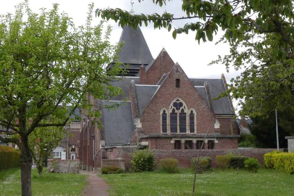 Vue du parc derrière l'église Saint-Gilles